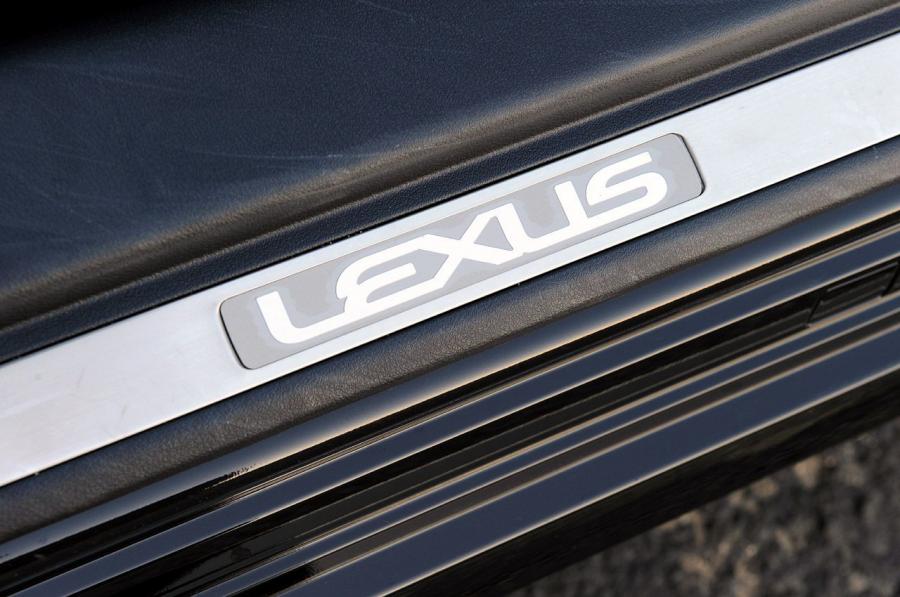  Lexus IS350C F-Sport 2010 года  (фото 7 из 36)